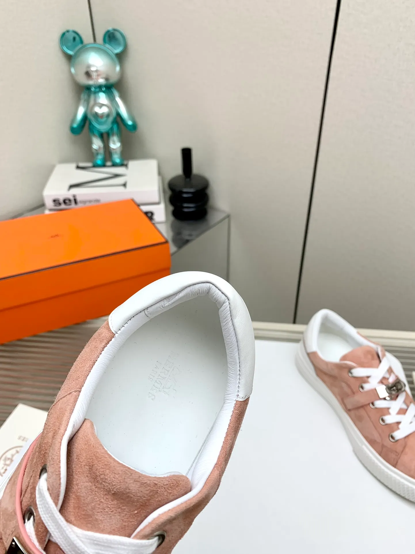 👟👟Ex-factory price 660👟👟 Men's style ➕10 (high version) Hermes classic couple model #𝐊𝐞𝐥𝐥𝐲 buckle casual white skate shoes, which will not conflict with shoes at all. Full of unknowns, Hermès rarely produces flat casual shoes and they are paired with classic palladium-plated Kelly shoe buckles! You'll fall in love with it at first sight. It's super versatile and can be worn with any skirt or pants. 🉑️Looking in with your eyes closed, it looks super noble. Fabric: Specific cowhide/canvas material. Lining: Sheepskin lining. Outsole: Original molded TPU outsole. Size: 35-45.